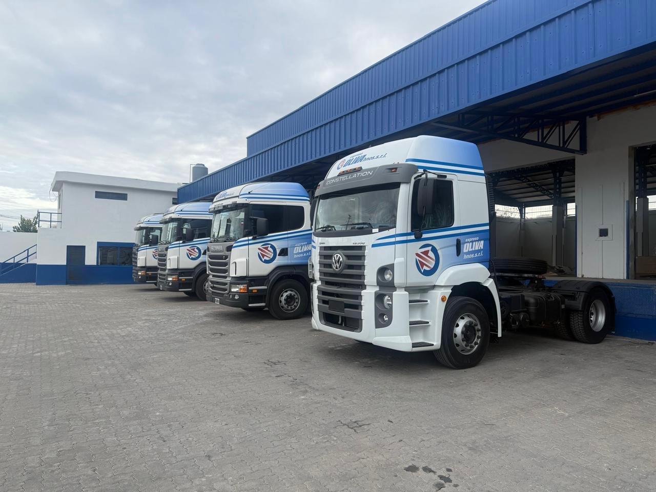 Flota de camiones de Expreso Oliva en el depósito