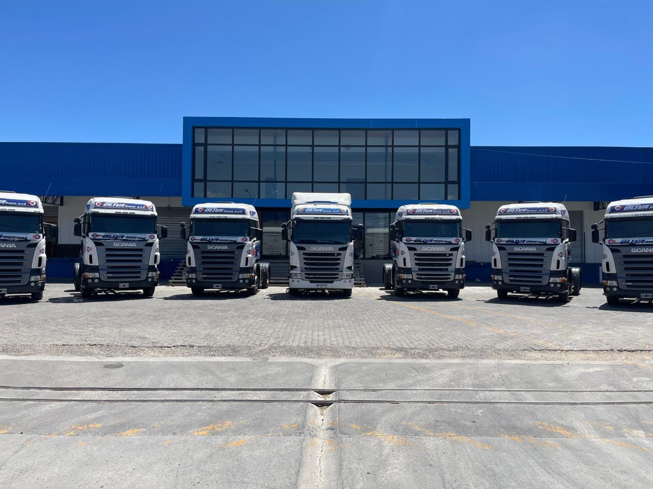 Flota de camiones Scania de Expreso Oliva alineada en el depósito